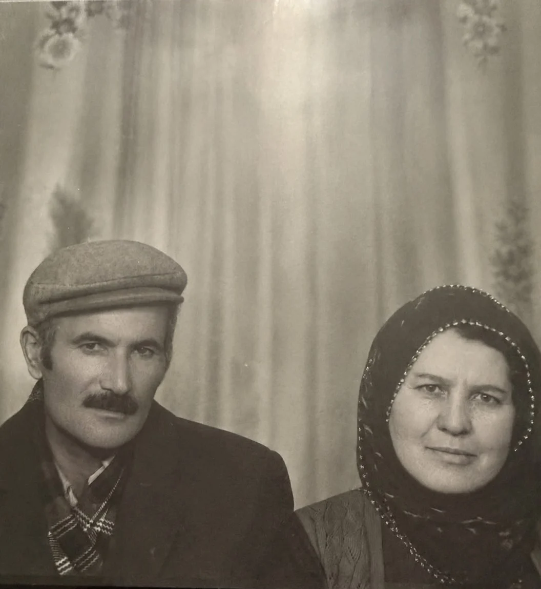 Muttalip Erdem ve eşi, stüdyoda çekilmiş siyah beyaz portre.